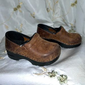 Toddler Dansko Clogs, Brown leather, size 32 (2.5)